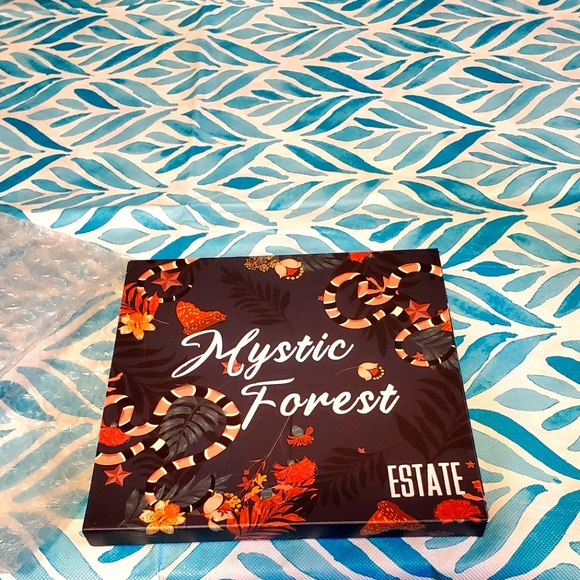 Eye Shadows - Picture 1 of 3